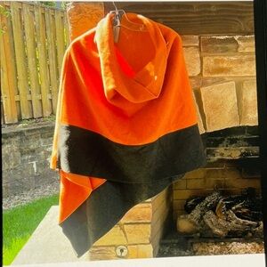 NEW HENRIETTE STEFFENSEN colorblock shawl in Orange and Gray